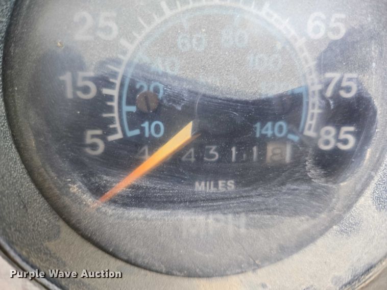 image for item ET5363 1982 International 2575 winch truck