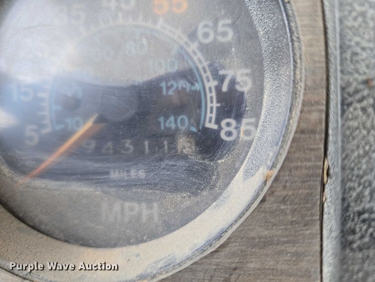 image for item ET5363 1982 International 2575 winch truck