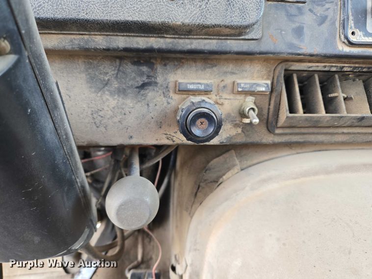 image for item ET5363 1982 International 2575 winch truck