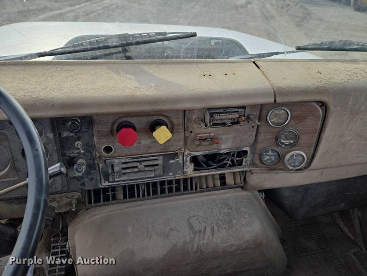 image for item ET5363 1982 International 2575 winch truck