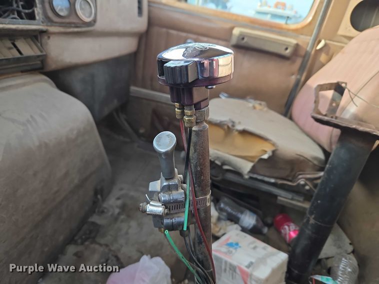 image for item ET5363 1982 International 2575 winch truck