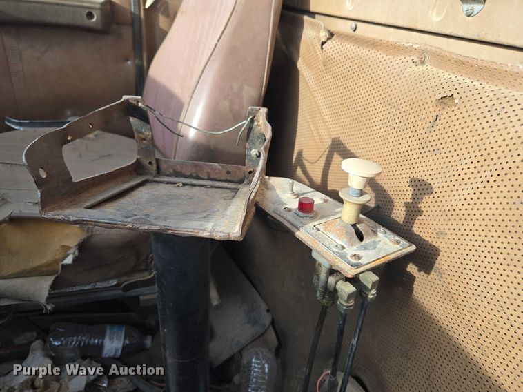 image for item ET5363 1982 International 2575 winch truck