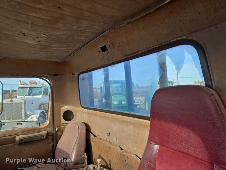 image for item ET5363 1982 International 2575 winch truck