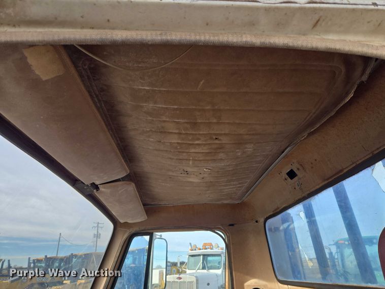 image for item ET5363 1982 International 2575 winch truck