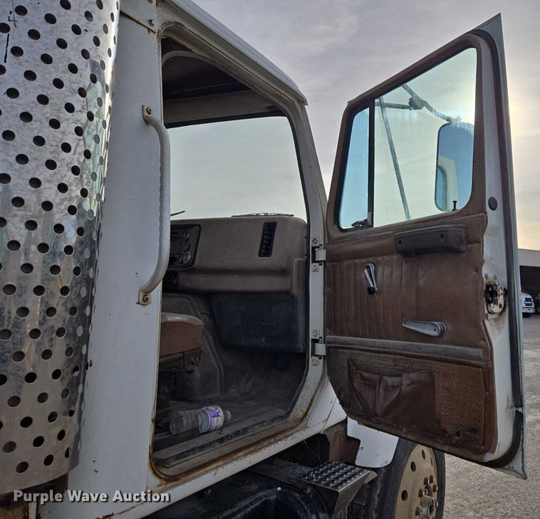 image for item ET5363 1982 International 2575 winch truck