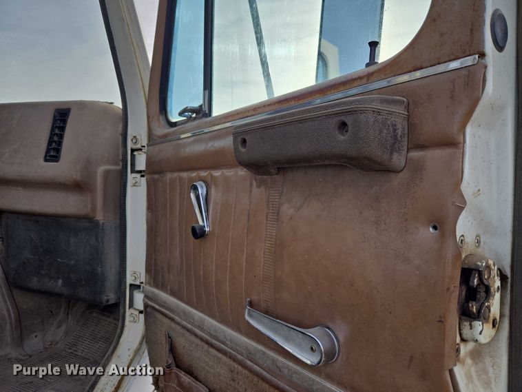 image for item ET5363 1982 International 2575 winch truck