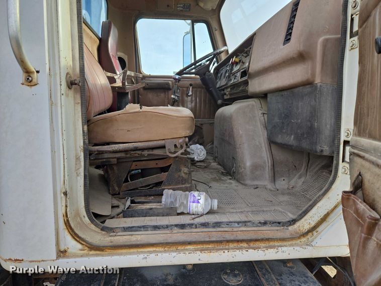 image for item ET5363 1982 International 2575 winch truck