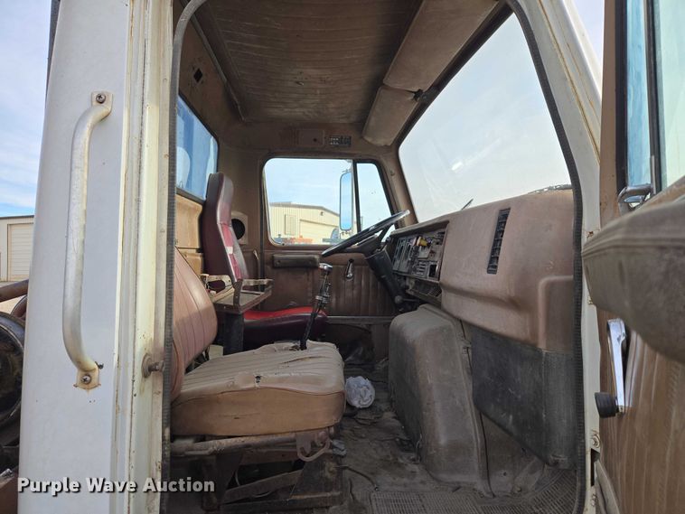 image for item ET5363 1982 International 2575 winch truck