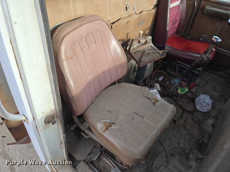 image for item ET5363 1982 International 2575 winch truck