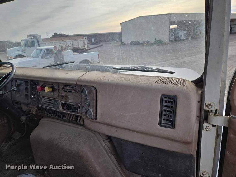 image for item ET5363 1982 International 2575 winch truck