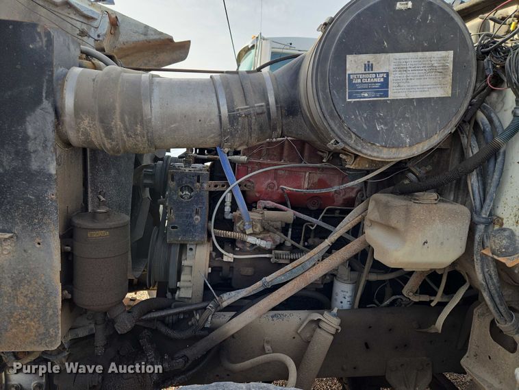 image for item ET5363 1982 International 2575 winch truck