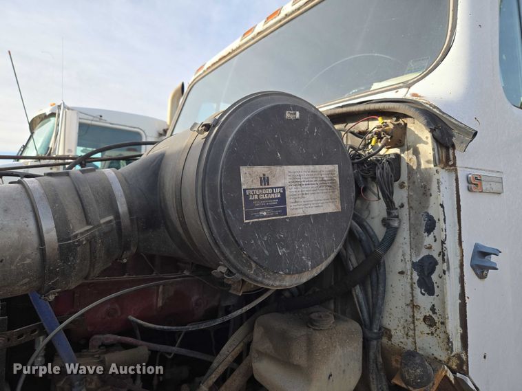 image for item ET5363 1982 International 2575 winch truck