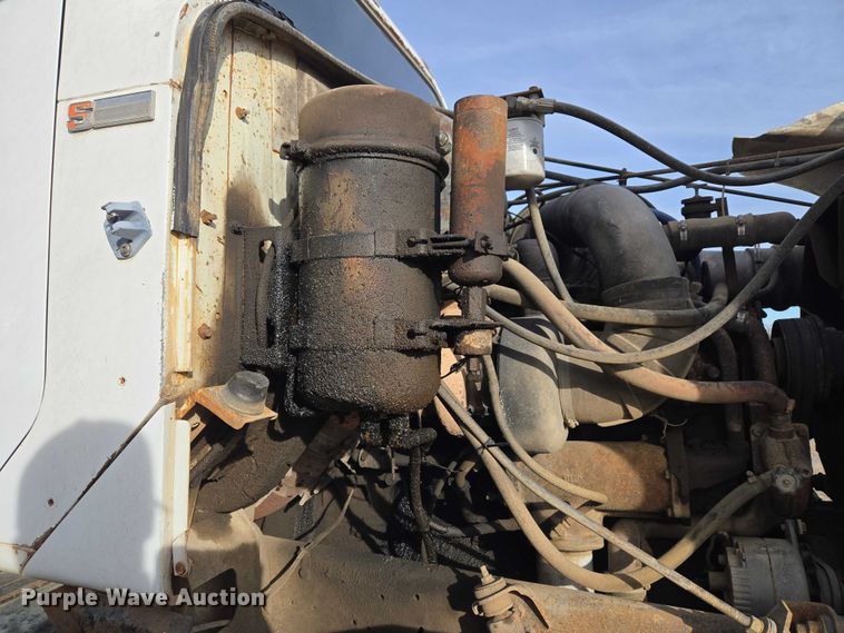 image for item ET5363 1982 International 2575 winch truck