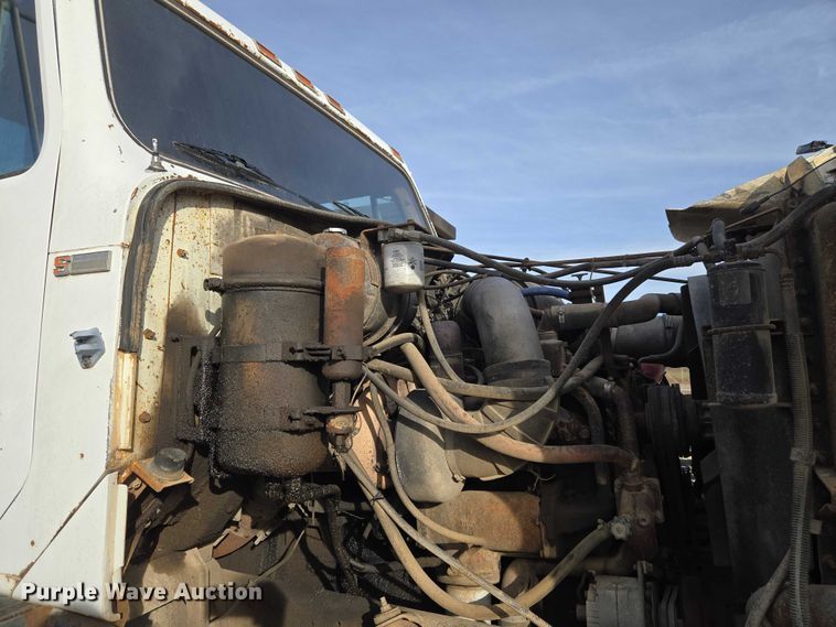 image for item ET5363 1982 International 2575 winch truck