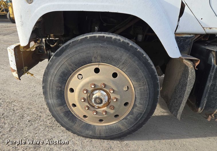 image for item ET5363 1982 International 2575 winch truck