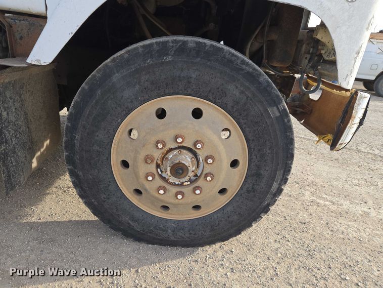 image for item ET5363 1982 International 2575 winch truck