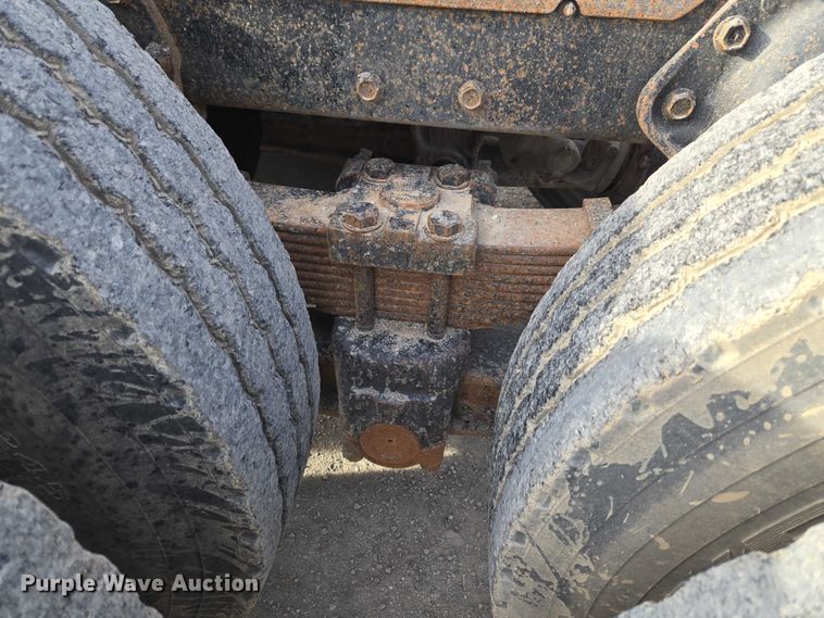 image for item ET5363 1982 International 2575 winch truck