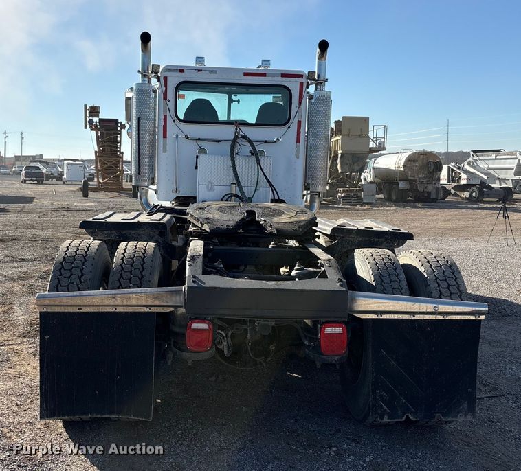 image for item ET5407 2007 Peterbilt 379 semi truck