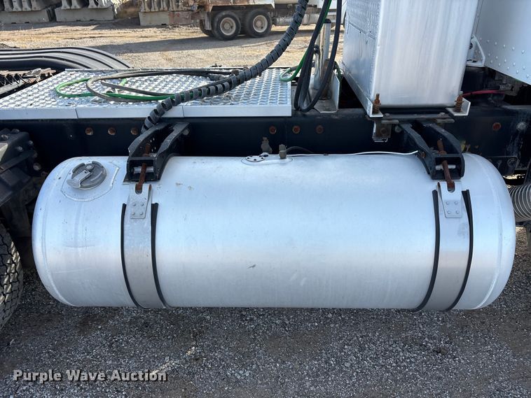 image for item ET5407 2007 Peterbilt 379 semi truck