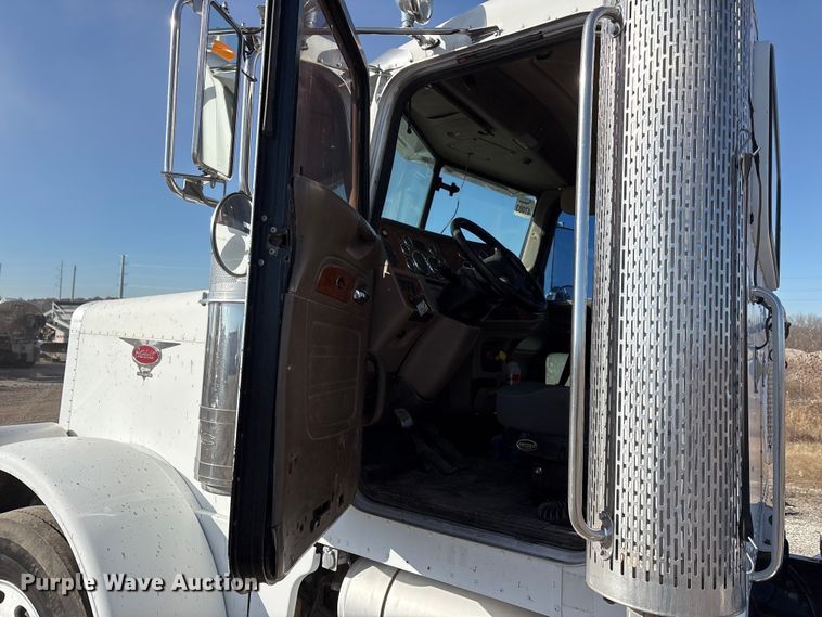 image for item ET5407 2007 Peterbilt 379 semi truck