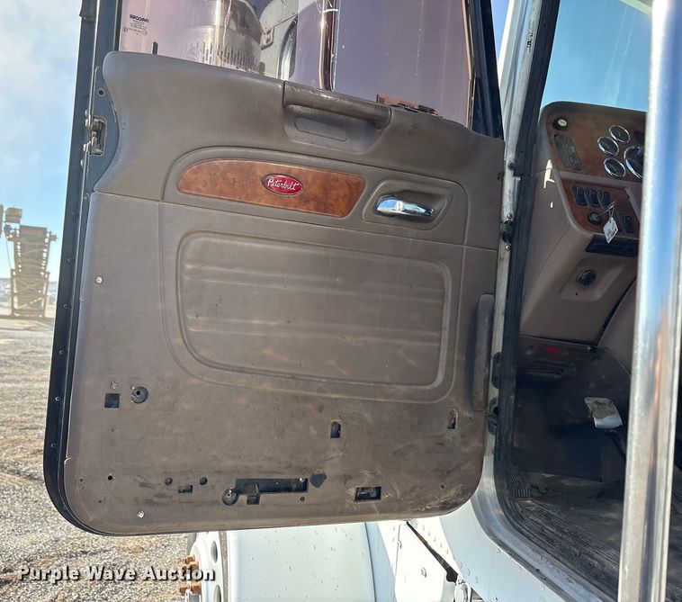 image for item ET5407 2007 Peterbilt 379 semi truck