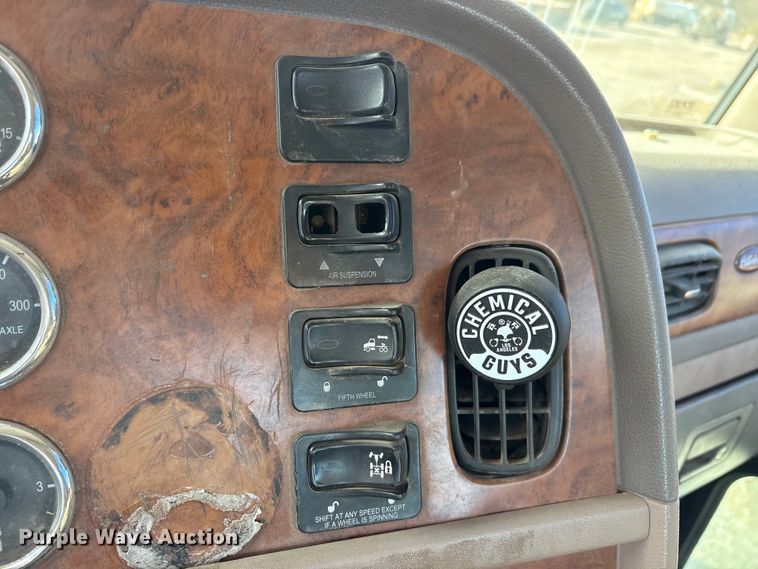 image for item ET5407 2007 Peterbilt 379 semi truck