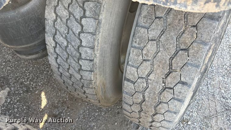 image for item ET5407 2007 Peterbilt 379 semi truck