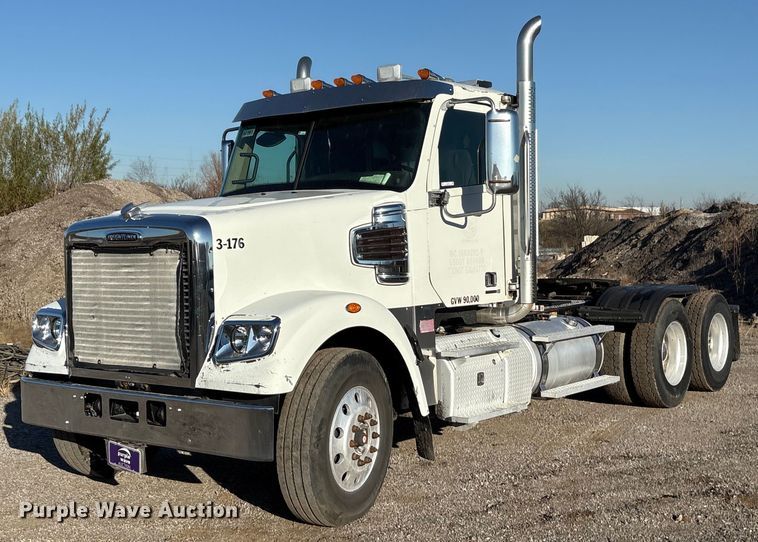 image for item ET5413 2013 Freightliner Coronado semi truck