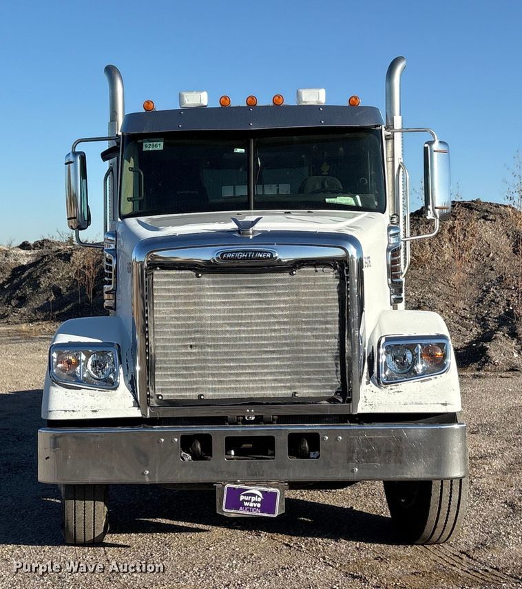 image for item ET5413 2013 Freightliner Coronado semi truck