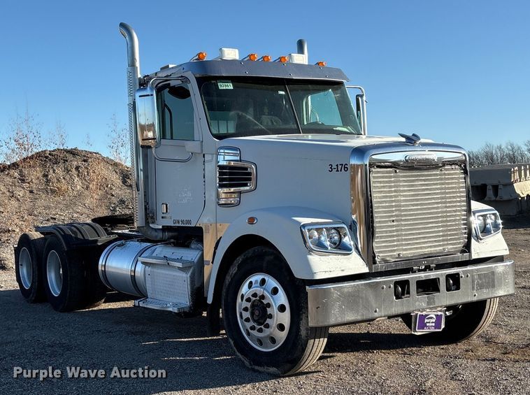 image for item ET5413 2013 Freightliner Coronado semi truck