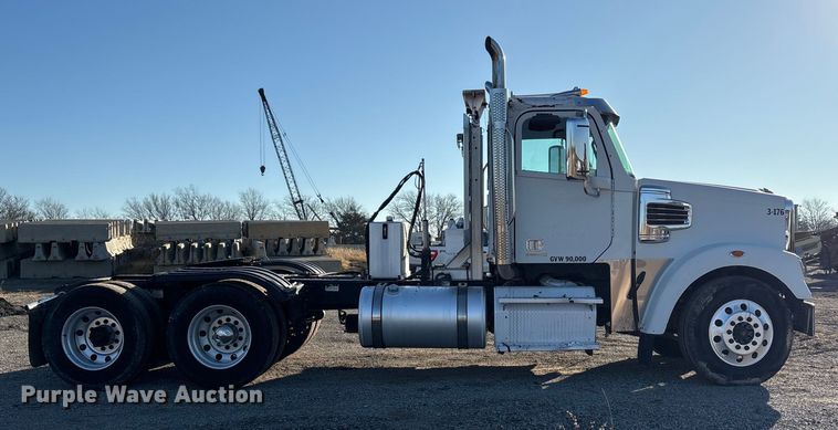 image for item ET5413 2013 Freightliner Coronado semi truck