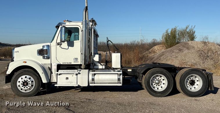 image for item ET5413 2013 Freightliner Coronado semi truck