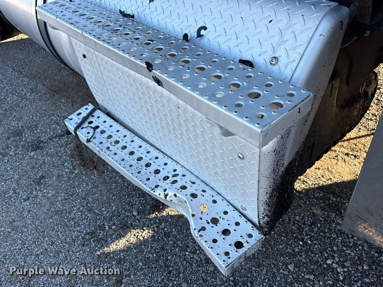 image for item ET5413 2013 Freightliner Coronado semi truck