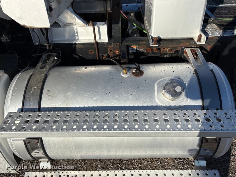 image for item ET5413 2013 Freightliner Coronado semi truck