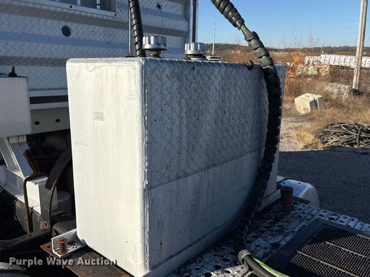 image for item ET5413 2013 Freightliner Coronado semi truck