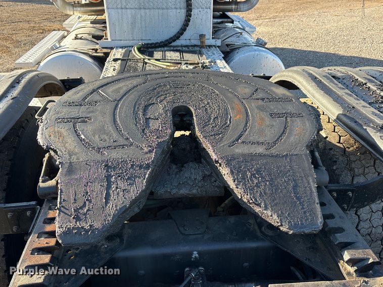 image for item ET5413 2013 Freightliner Coronado semi truck