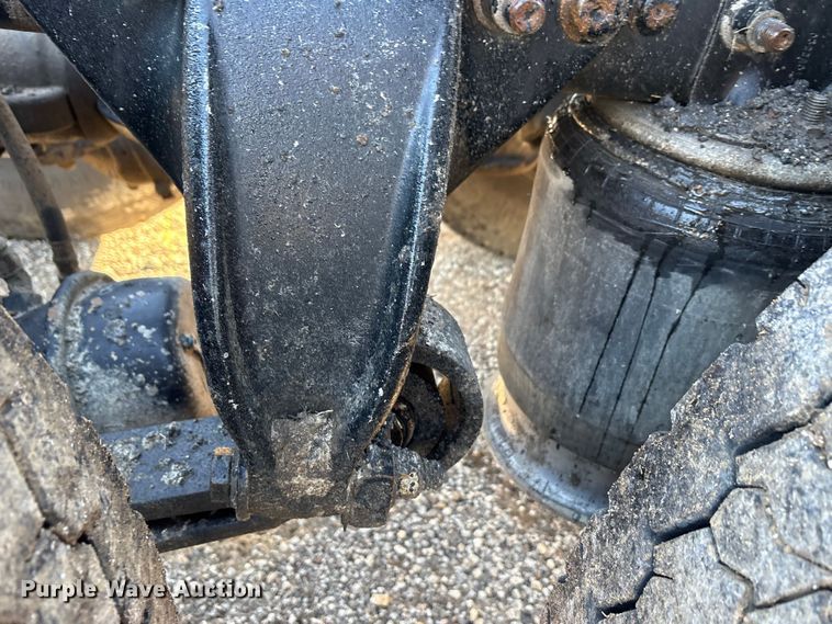 image for item ET5413 2013 Freightliner Coronado semi truck