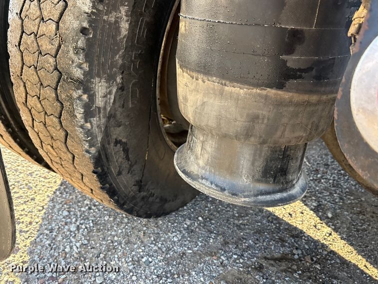 image for item ET5413 2013 Freightliner Coronado semi truck