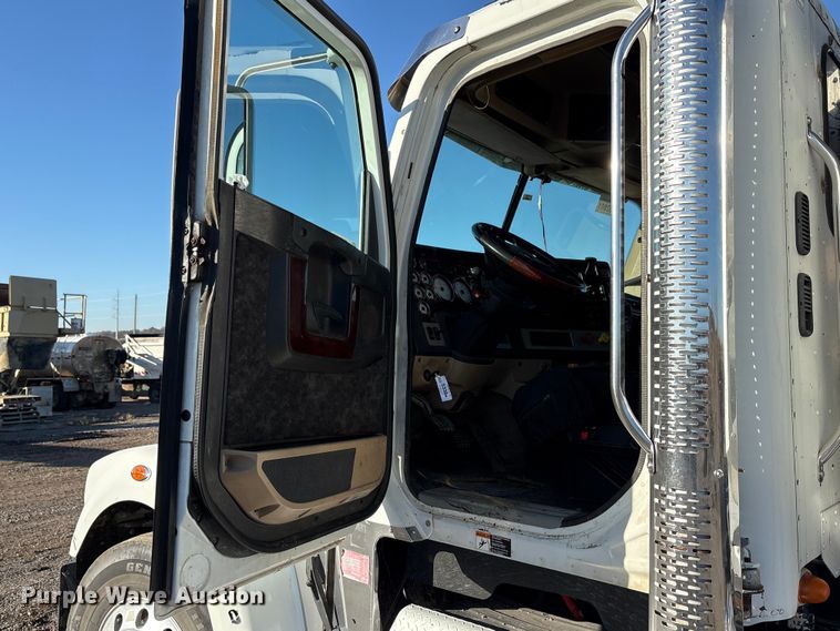 image for item ET5413 2013 Freightliner Coronado semi truck