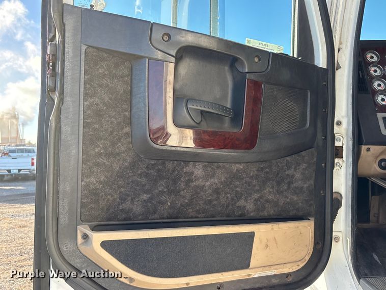 image for item ET5413 2013 Freightliner Coronado semi truck