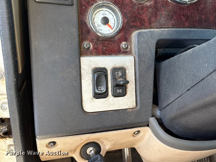 image for item ET5413 2013 Freightliner Coronado semi truck