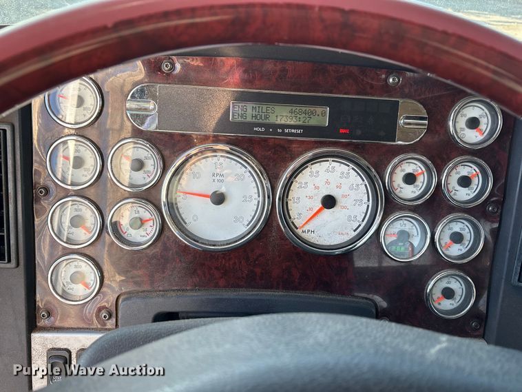 image for item ET5413 2013 Freightliner Coronado semi truck