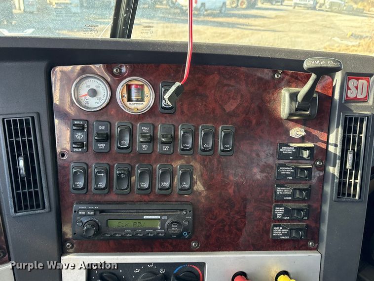 image for item ET5413 2013 Freightliner Coronado semi truck