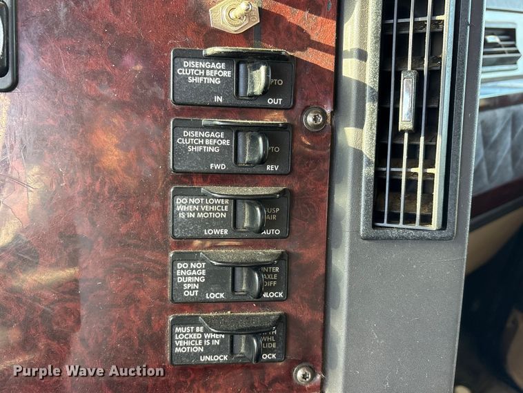 image for item ET5413 2013 Freightliner Coronado semi truck