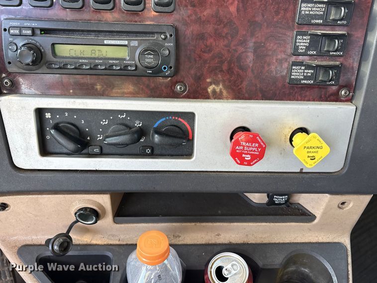 image for item ET5413 2013 Freightliner Coronado semi truck