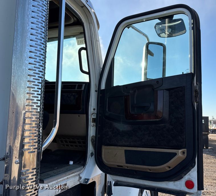 image for item ET5413 2013 Freightliner Coronado semi truck