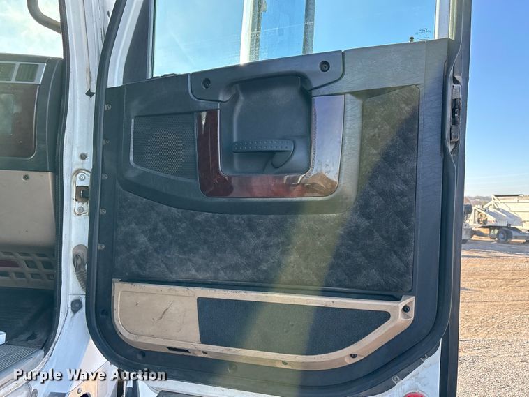 image for item ET5413 2013 Freightliner Coronado semi truck