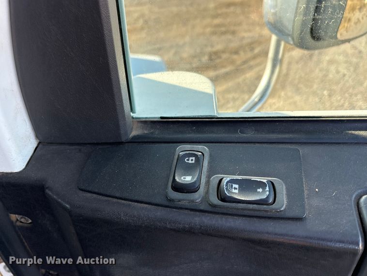 image for item ET5413 2013 Freightliner Coronado semi truck