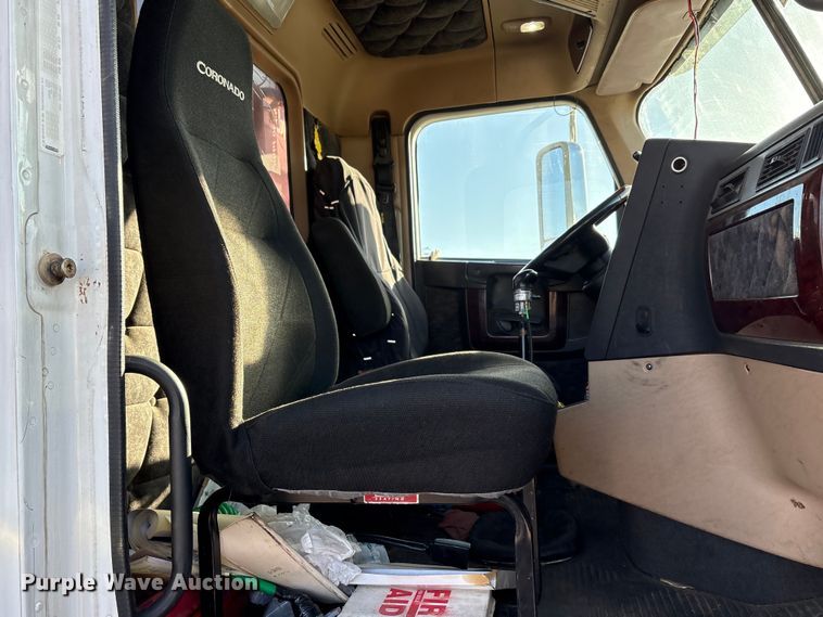 image for item ET5413 2013 Freightliner Coronado semi truck