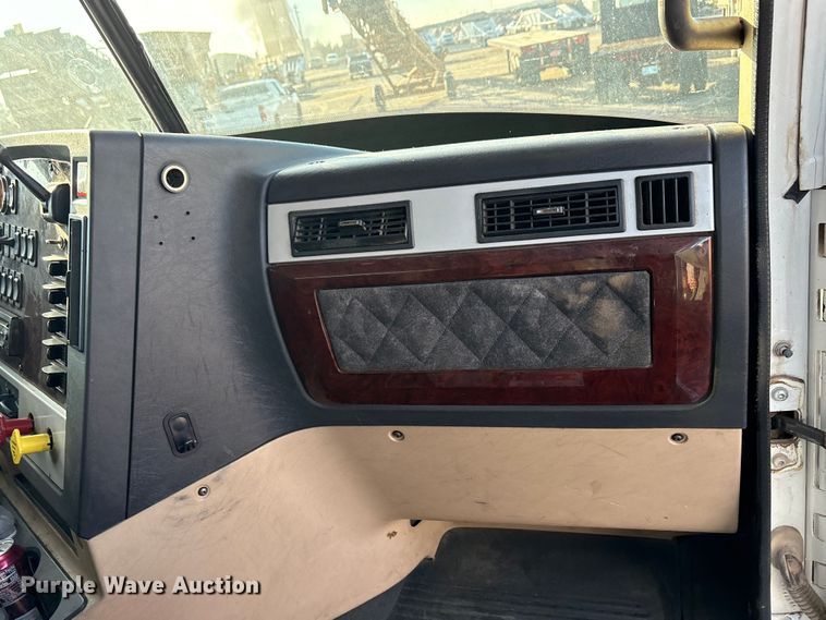 image for item ET5413 2013 Freightliner Coronado semi truck